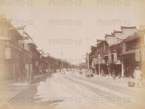 Street view of Nanking Road in Shanghai, photograph, annotation: 'Shanghai-Nanking road', Shanghai,