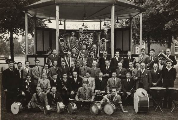 Group portrait of the 'Crescendo' harmony orchestra, photograph, photographer: NV Vereenigde