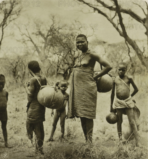 Kamba-Frau geht mit ihren Kindern Wasser holen, Vouw and children of the Kamba people fetch water,