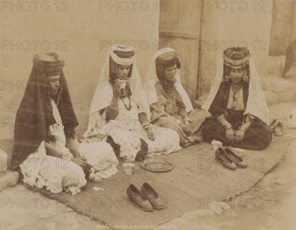 Biskra, groupe de femmes des Ouled-Naïls, Group portrait of four unknown Ouled Naïl women in