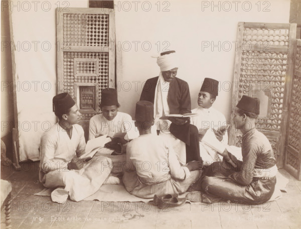 Ecole Arabe de jeuns garçons, School class with pupils and teacher, photograph, number: 'No 91',