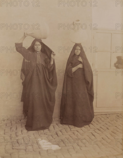 Double portrait of two unknown Egyptian women with jugs on their heads, Femmes Egypte Afalages ?,