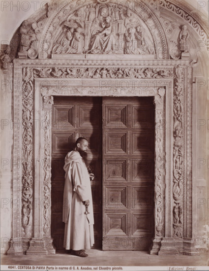 Porta in marmo di GA Amodeo, nel Chiostro piccolo, Monk standing in a marble portal in the