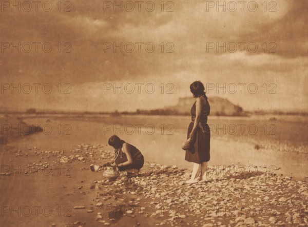 On the Rio Grande- San Ildefonso, photograph, photographer: Edward Sheriff Curtis, 1900,