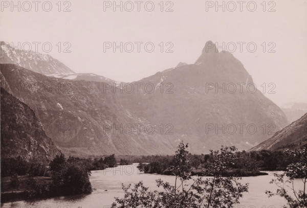 View of the Romsdalshornet in Norway, Romsdalshorn og vængetinderne, photomechanical print, number: