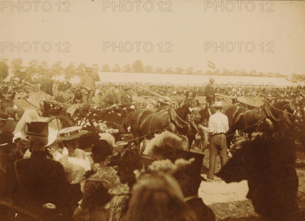 Show with horses, presumably in the Netherlands, photograph, Netherlands, c. 1895 - c. 1905,