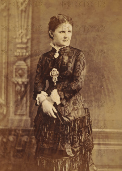 Portrait of Queen Emma, cabinet photograph, inscription: 'ML VERVEER PHOTOGRAPHE, DE LLMM LE ROI