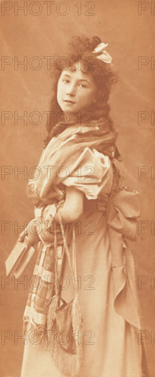 Lecture interrompue, Portrait of an unknown girl with a book, photomechanical print, photographer: