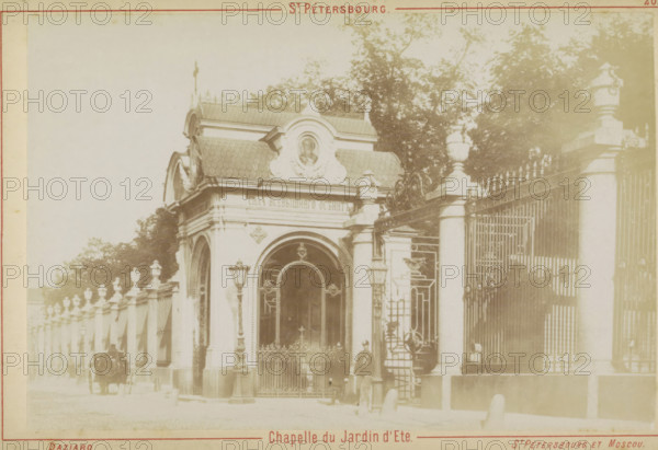 Chapel and entrance to the Spring Garden in Saint Petersburg, St. Pétersbourg. Chapelle du Jardin