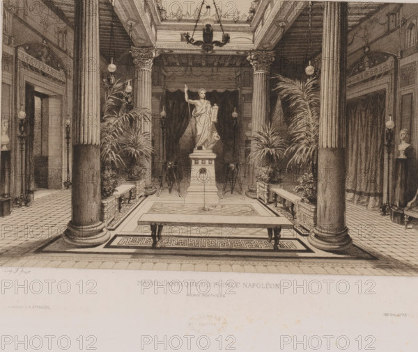 Maison antique du prince Napoleon avenue Montaigne, Interior with a statue of Napoleon in the
