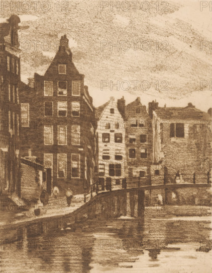 View of houses and a bridge in Amsterdam, print, printmaker: Willem Witsen, Amsterdam, c. 1915 - c.