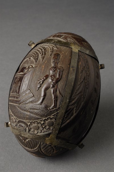 Noix de coco sculptée