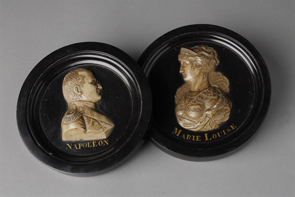Paire de médaillons représentant l'Empereur Napoléon Ier et l'Impératrice Marie-Louise en buste de profil