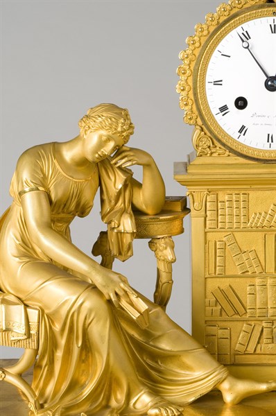Pendule symbolisant l'Etude ou l'Archéologie, vers 1810-1820 (détail)