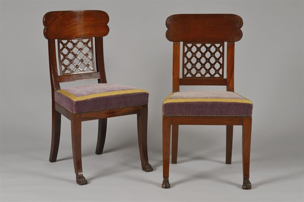 Paire de chaises à dossier légèrement incurvé, époque Empire