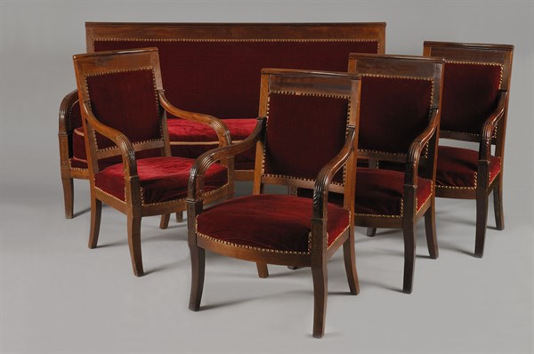 Fauteuils à dossier cabriolet et large canapé à dossier plat, époque Restauration