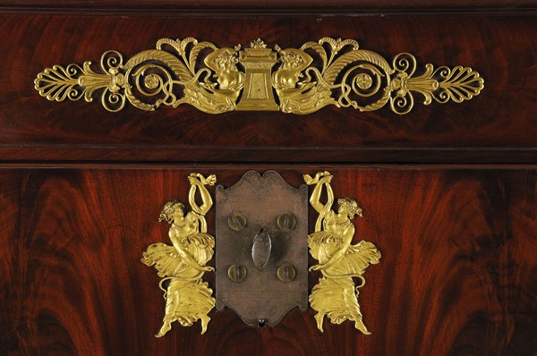Détail de grand secrétaire formant coffre fort, époque Empire