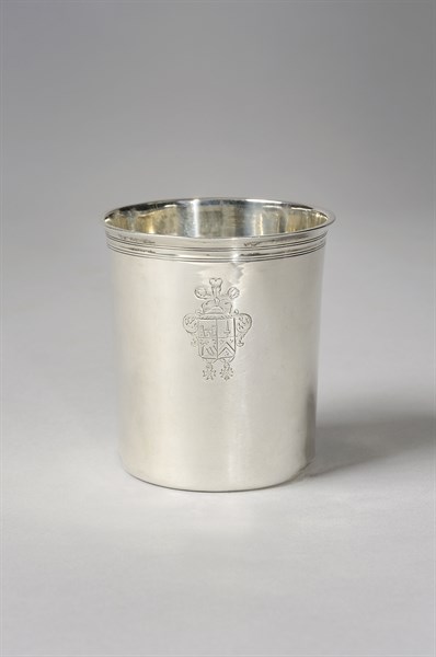 Gobelet en argent portant des armes gravées