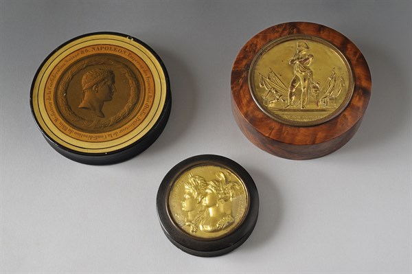 Boîtes rondes à l'effigie de Napoléon