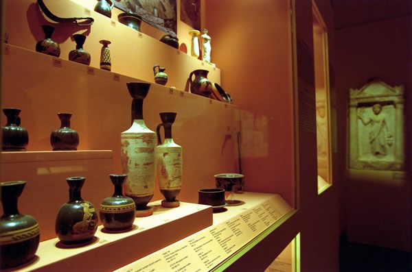L'EXPOSITION: "LA CITE DERRIERE LA CITE"