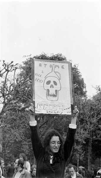 Manifestation anti-nucléaire sur le Champ de Mars, Paris, 1973