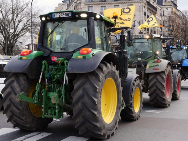 Farmers demonstrating in Paris on 23 February 2024