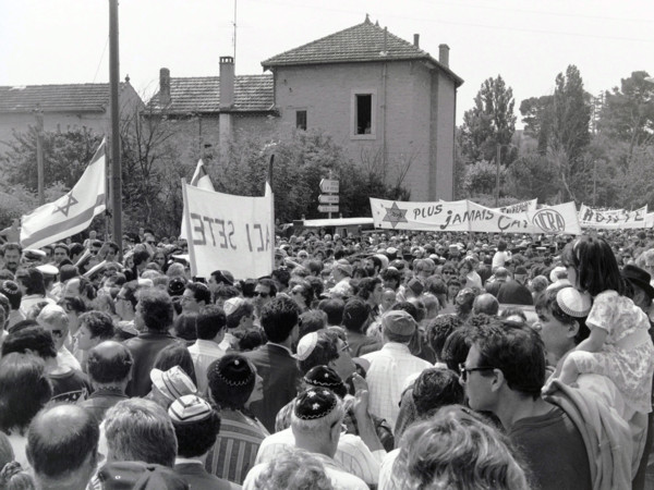 Manifestation à Carpentras en 1990 suite à la profanation du cimetière juif de la ville
