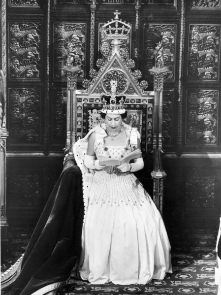 La reine Elisabeth II sur le trône de la Chambre des Lords