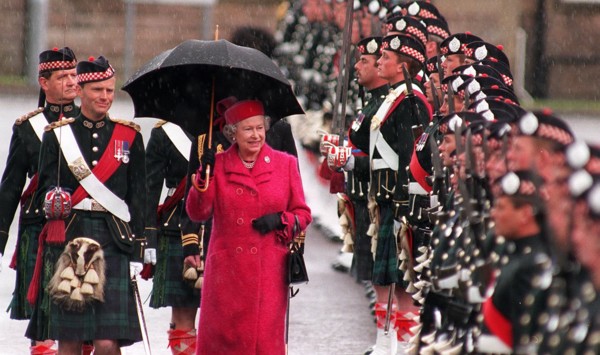 La reine Elisabeth II passant en revue la garde écossaise