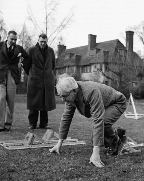 Henry Rottenburg essayant les starting blocks qu'il a créé pour les JO de Londres de 1948