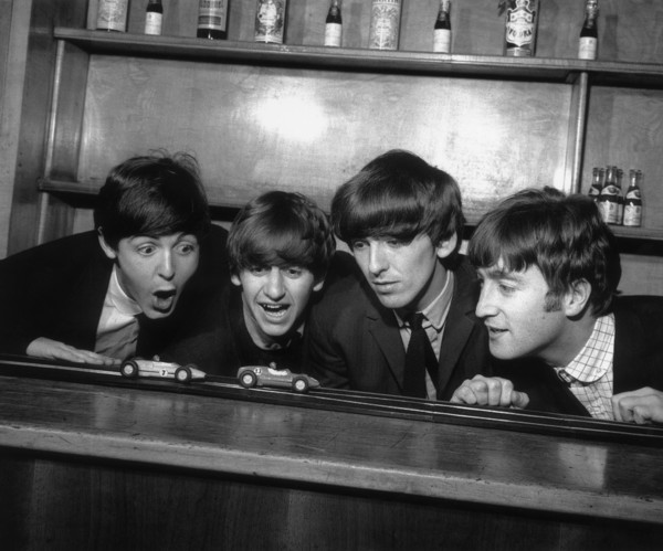 Les Beatles s'amusant entre deux concerts