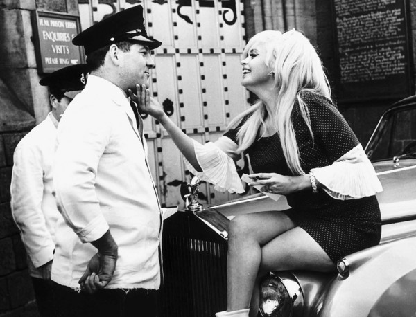 Jayne Mansfield devant la prison de Leeds