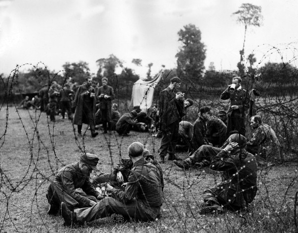Prisonniers allemands en Normandie, en août 1944.