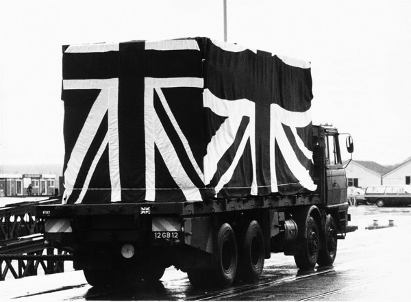 Camion funéraire quittant Southampton