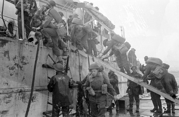 Renforts britanniques débarquant sur Gold Beach