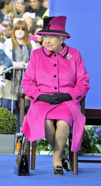 La reine Elisabeth II assistant à un défilé de mode