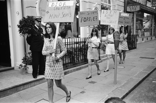 Manifestation devant la boutique Christian Dior à Londres