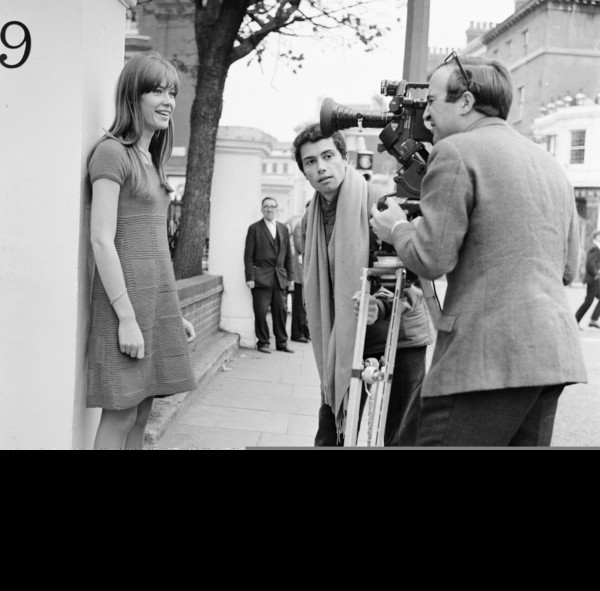 Françoise Hardy, filmée sur Exhibition Road à Londres, le 11 octobre 1965