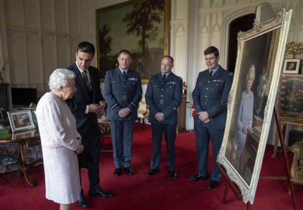 La reine Elisabeth II observant un nouveau portrait d'elle au château de Windsor