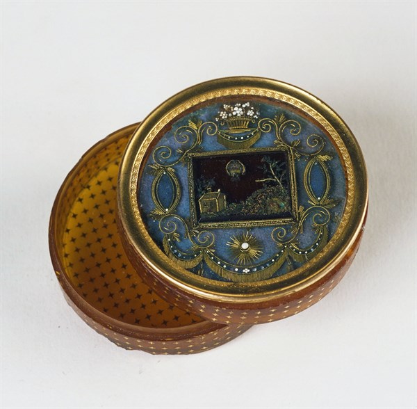 Box showing a hot-air balloon flight
