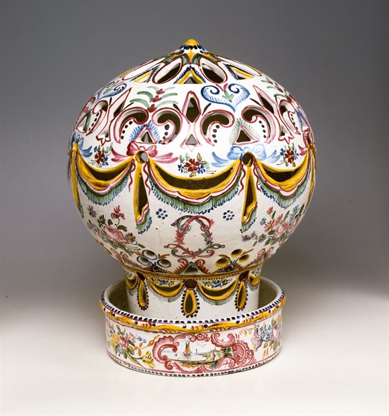Lamp in the shape of a hot-air balloon