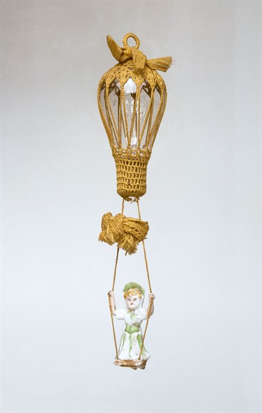 Electric lightbulb representing a hot-air balloon.