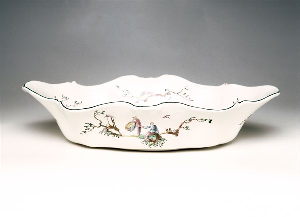 Basin decorated with "aux  Chinois astronomes" design, made by Veuve Perrin