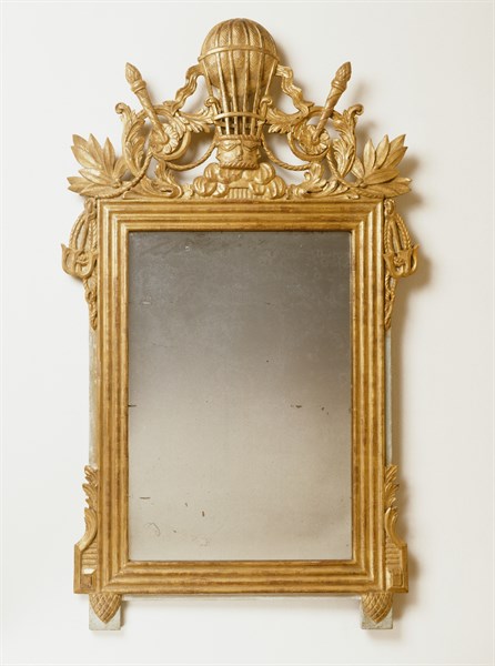 Mirror with hot-air balloon design