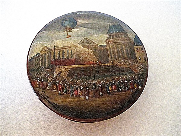 Boîte évoquant le 1er vol habité en montgolfière à Versailles le 19 septembre 1783