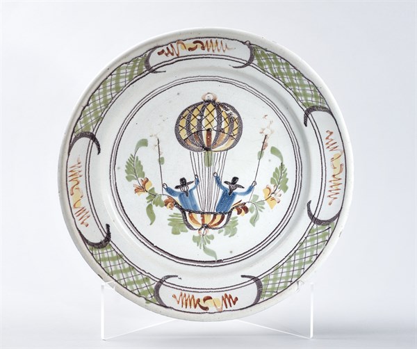 Plat avec décor au ballon