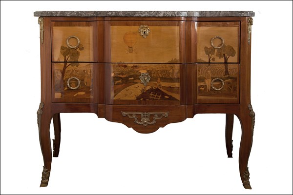 Commode marquetée avec un décor au ballon à air chaud