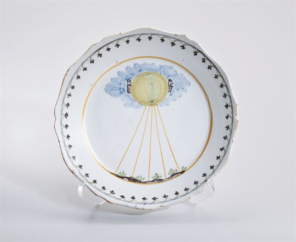 Assiette avec un curieux ballon pour observer la Terre