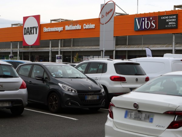 France - Banlieue - Zone commerciale