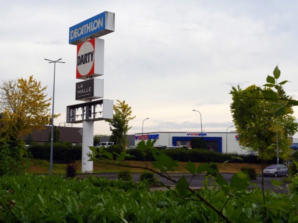 France - Banlieue - Zone commerciale